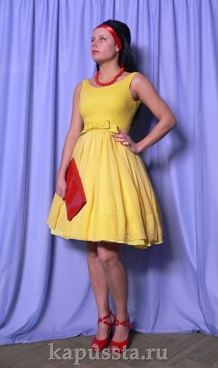 Платье стиляжное жёлтое с аксессуарами